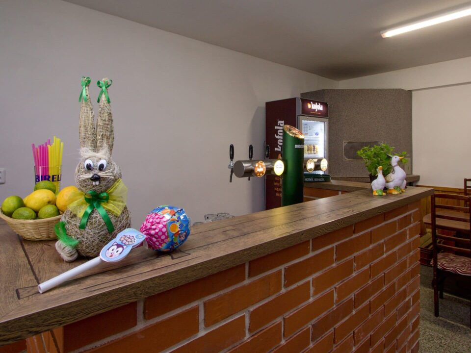 Kemp Pohoda - restaurace - rekonstruovaný bar s velikonoční výzdobou