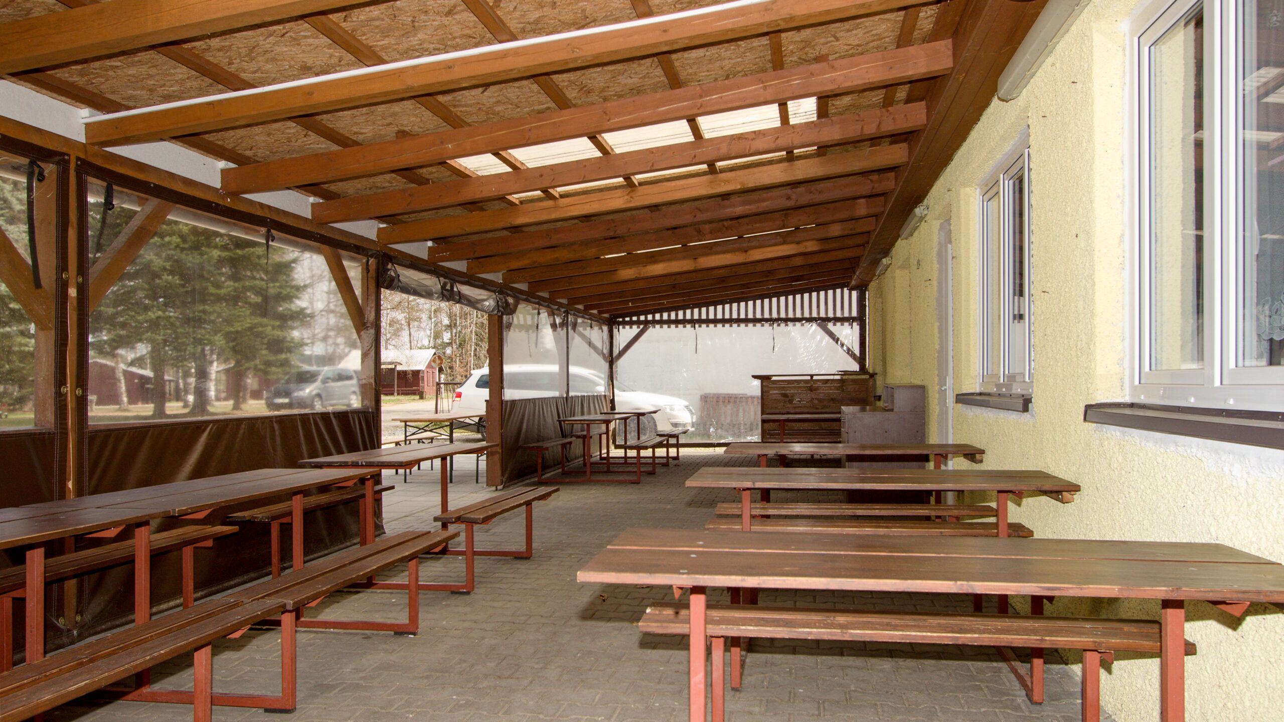 Kemp Pohoda - krytá pergola předzahrádky restaurace