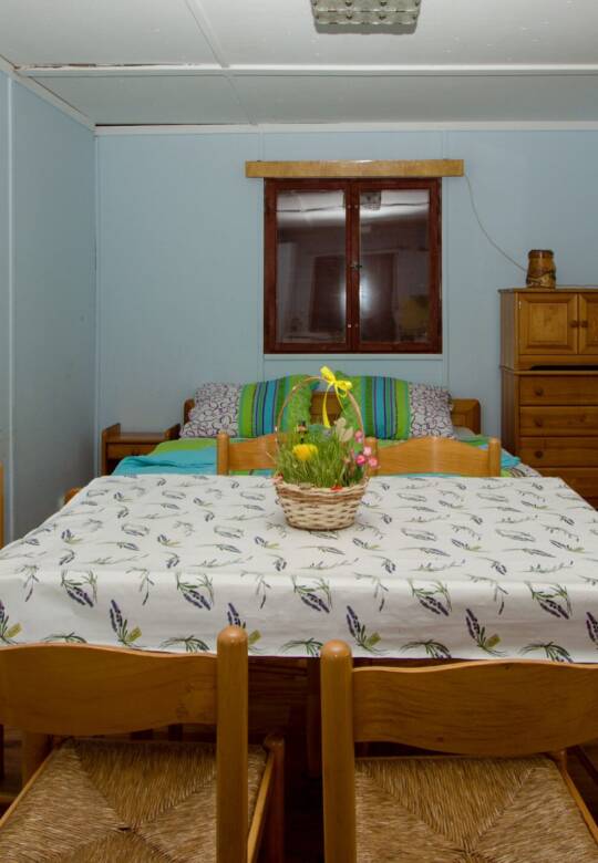 Kemp Pohoda - Chatka Gizela obývací prostor s manželskou postelí